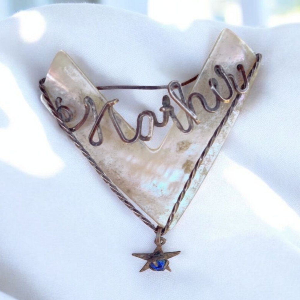 ⭐ Antique mother of pearl mother brooch with dangling star